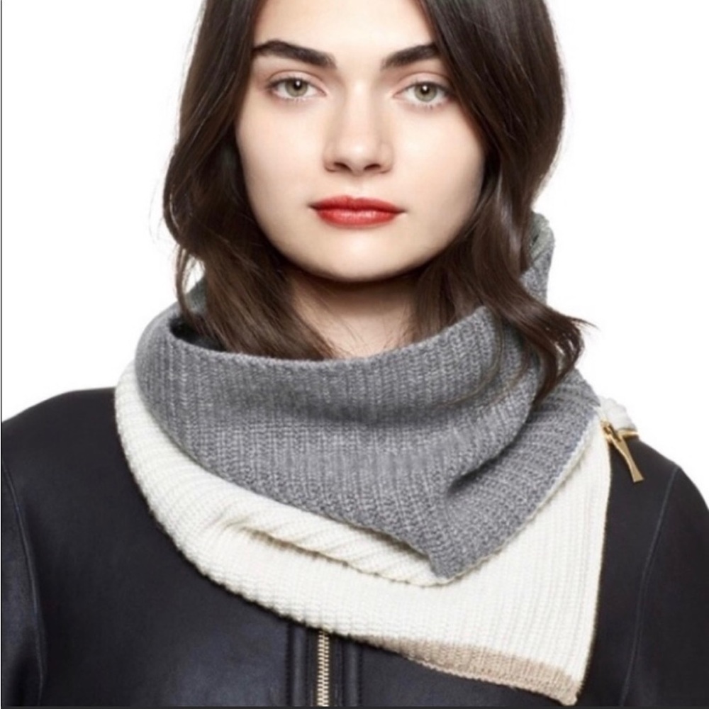 KATE SPADE ♠️ Zip Up Knit Scarf
